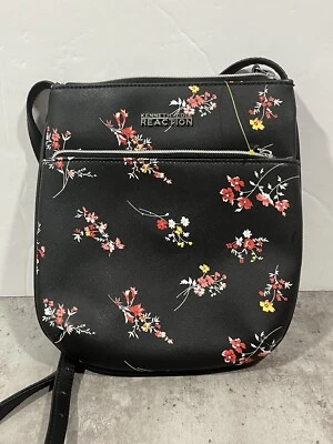 Bandolera Kenneth Cole negra con patrón floral Foto 1 de 4
