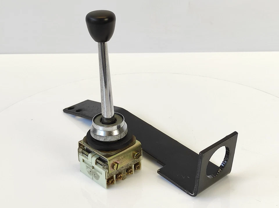 Lever Switch XD2-AC201 2-Axis Joystick SPST 230V Used - Image 1 of 4