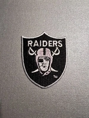 Pequeño parche de gorra/sombrero planchado de los Oakland Raiders de la NFL.Como nuevo. Envío el mismo día.PETE CARROLL Foto 1 de 4