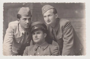 Liebevolle schöne junge Männer attraktive männliche Soldaten Militär Jungs Uniform - Bild 1 von 7