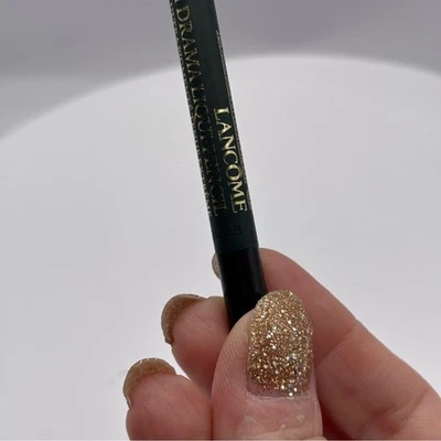 Lancome ~ Delineador de ojos en gel lápiz líquido dramático hasta 24H *03 verde metropolitano mate Foto 1 de 4