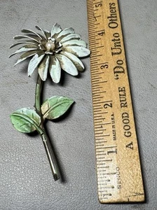 White and gold color floral brooch. - Picture 1 of 2