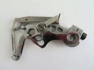 Teile für Husqvarna Viking Huskylock 936 Serger: Lower Looper Assembly - gebraucht - Bild 1 von 8