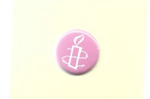 Amnesty International - Pink Button Badge - 25mm dia. - NEW - UK FREEPOST - Picture 1 of 1