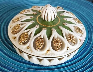 VINTAGE ORNATE RARE ITALY #111 OVAL CREAM PORCELAIN TRINKET BOX WITH GOLD ACCENT - Picture 1 of 6