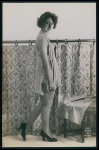 Französisches Foto gewagte sexy Frau Vorhang & Dessous original alte 20er AK - Bild 1 von 2