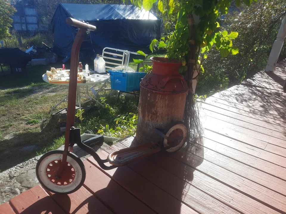 Scooter de empuje vintage de juguete antiguo para niños de metal y madera rojo y blanco años 40  Foto 1 de 4