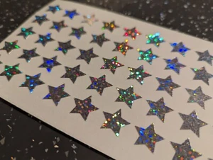 NEW SIZE - 60 X Holographic * Silver * Peel Off Stars 1.5cm x 1.5 cm 15 x 15 mm - Picture 1 of 3