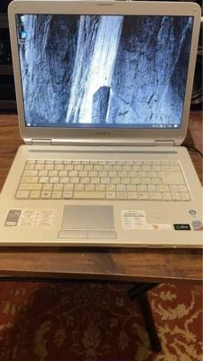 Computadora portátil Sony Vaio VGN-NR71B2 PCG-7111N 15.4 2008 blanca única en su tipo Foto 1 de 4