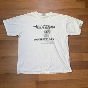 Camisa Blanca John Denver 10 Aniversario Homenaje Musical Aspen Colorado Talla XL - Imagen 1 de 8