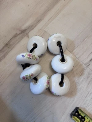 复古瓷门旋钮白色带花卉彩绘设计 7 件套 — 第 1/4 张图片