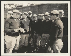 Foto original de la gira de Japón de 1922 - "Los jugadores reciben cablegrama" - Imagen 1 de 1