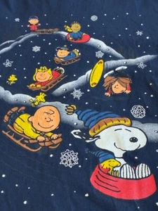 Peanuts Snoopy Charlie Brown Linus T-Shirt Christmas XL Blue Snow Sledding - Imagen 1 de 3
