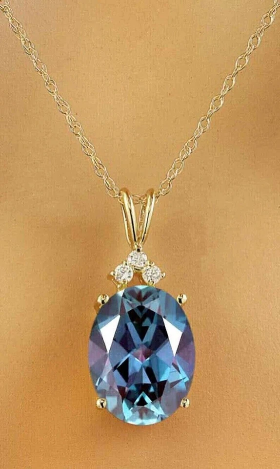 Colgante de regalo de alejandrita azul simulada para mujer y cadena de 18" acabado de oro amarillo de 14K Foto 1 de 4