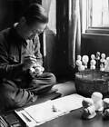 Puppet master Shotaro Okamoto painting the heads of puppets 1950s OLD PHOTO