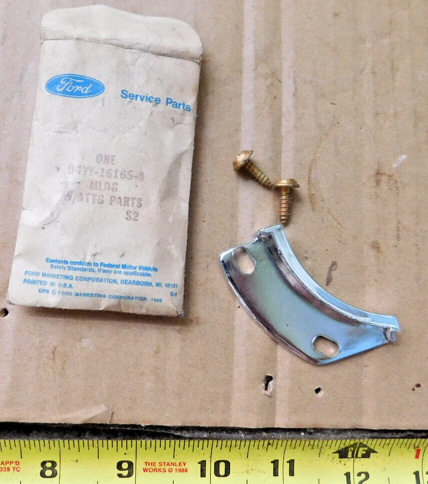 NOS GUARDABARROS DELANTERO MOLDURA CROMADA PARA COCHES LINCOLN 1974 TAMAÑO COMPLETO MOLDURA DERECHA Foto 1 de 1