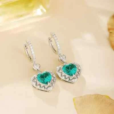 Pendiente de boda de diamantes esmeralda natural en forma de corazón de 4,90 quilates de oro blanco de 18 quilates Foto 1 de 4