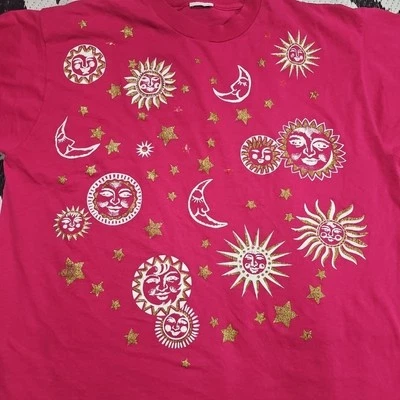 Camiseta De Colección Pintada a Mano Ropa Celestial Mujer Rosa Luna Sol Puntada Única  Foto 1 de 4