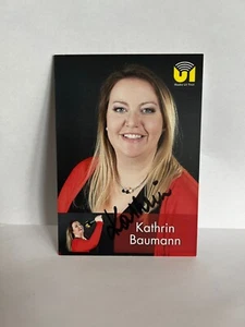 Tarjeta de autógrafo original de Kathrin Baumann U1 Tirol Firmado - TV PELÍCULA MÚSICA #2614 - Imagen 1 de 1