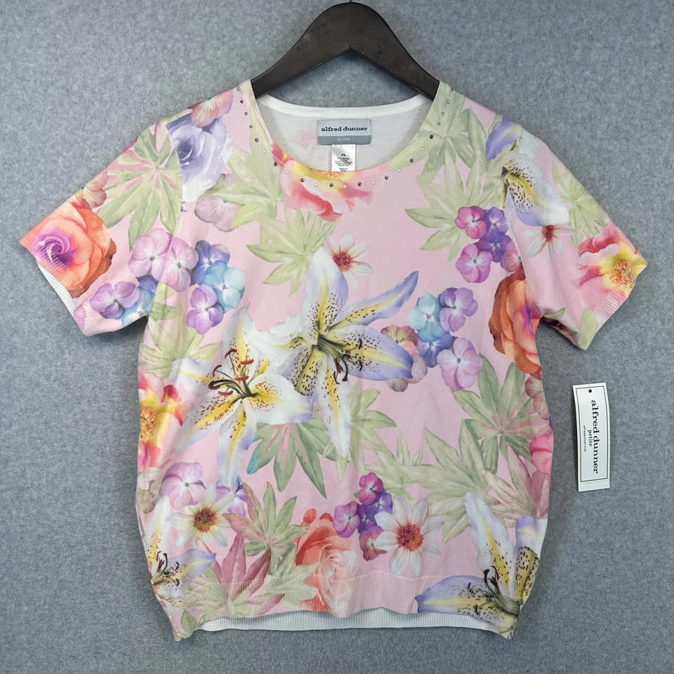 Свитер Alfred Dunner Magnolia Springs PS розовый с цветочным узором с коротким рукавом  - Изображение 1 из 4