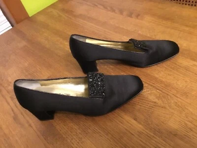 Zapatos de salón/zapatos vintage Salvatore Ferragamo de seda negros con hebilla de cuentas talla 6,5C Foto 1 de 4