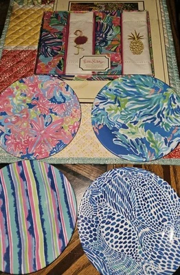 НОВЫЕ коктейльные салфетки Lilly Pulitzer из 4 предметов с вышивкой и 4 пластиковыми тарелками 6 дюймов  - Изображение 1 из 4