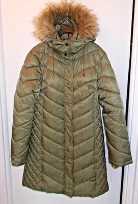 CASACO FEMININO KENNETH COLE REACTION TAMANHO L VERDE - CAPUZ REMOVÍVEL COM ACABAMENTO DE PELE SINTÉTICA - Imagem 1 de 4