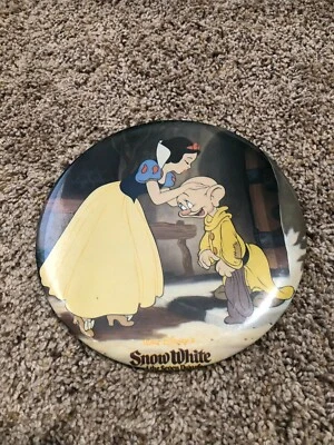 ВИНТАЖНЫЙ ДЖАМБО 6-ДЮЙМОВЫЙ ДИСНЕЙ БЕЛОСНЕЖКА И СЕМЬ ГНОМОВ БУЛАВКА  - Изображение 1 из 2