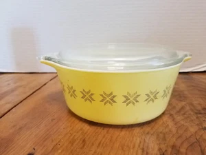 Plato para hornear cubierto vintage TOWN & COUNTRY PYREX #472 estrellas amarillas 1 1/2 piezas - Imagen 1 de 7