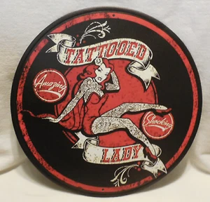 Neu TATTOO Metall Blechschild TATTOOED LADY erstaunlich schockierend rund 12" SHOP ART - Bild 1 von 4