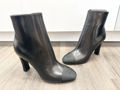 $2K 2025 CHANEL NEGRO CC Puntera Cuero Botines 38 NUEVOS. DEBAJO DE RETAIL Foto 1 de 4