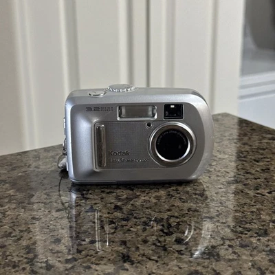 KODAK EASYSHARE CX7300 3.2 MP DIGITAL CAMERA TESTED & WORKING NO SD CARD - Image 1 of 3