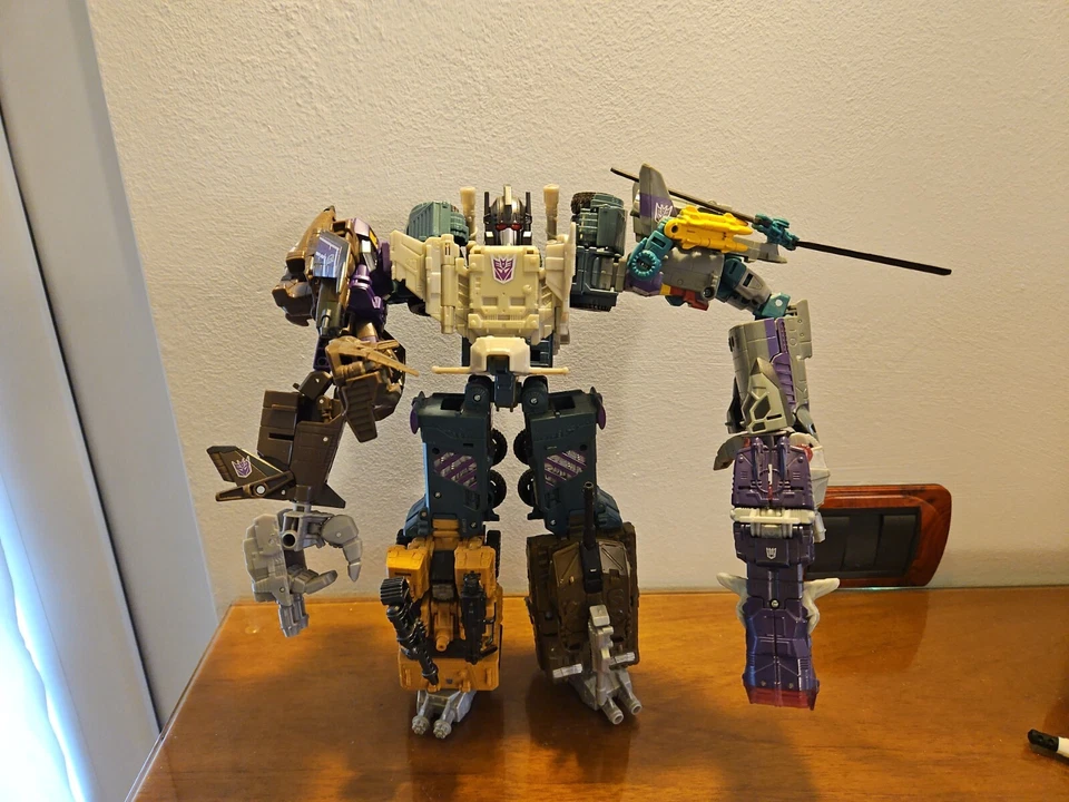 Transformers Combiner Wars Bruticus + Shockwave  - Immagine 1 di 1