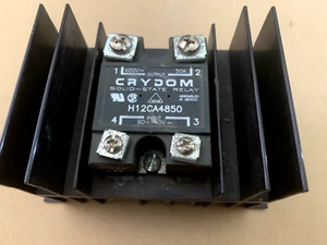 Relé de estado sólido Crydom 600 voltios 50 amperios - control de 90-120 VCA con disipador de calor - Imagen 1 de 2