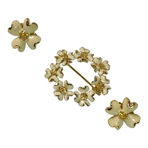 Kranz Brosche und Ohrring Set floral goldfarben und Emaille Anstecknadel Clip auf Hartriegel - Bild 1 von 9