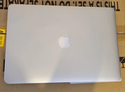 Apple MacBook Pro 13 inch Laptop - ME865B/A (October,2013) - Image 1 of 4