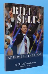BILL SELF: ZU HAUSE IM PHOG VON BILL SELF, SIGNIERT - Bild 1 von 13