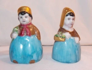 Salero y pimentero holandés de porcelana alemana de colección para niños y niñas flores azules rojas  - Imagen 1 de 10
