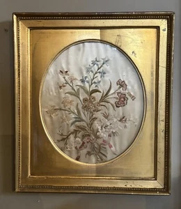 Antike Blumenstickerei aus Seide um 1800 im wasservergoldeten Rahmen - Bild 1 von 11
