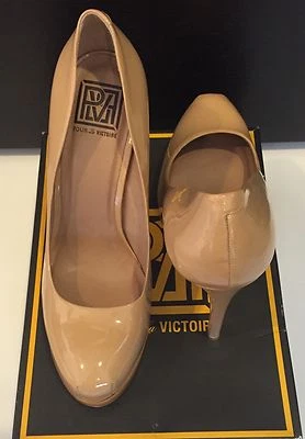 NEW Sz 9.5 POUR LA VICTOIRE Irina Platform Pump Camel Patent Leather Heel Shoes - Image 1 of 4