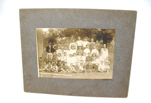 1900er Sepia Foto ländliche Schule Lehrer Jungen Mädchen Barfuß Overall Pinafores - Bild 1 von 3