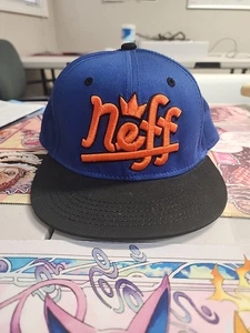 Neff Mütze Kappe Druckknopflasche Kopfbedeckung flacher Schirm schwarz blau orange verstellbar gebraucht, in einwandfreiem Zustand - Bild 1 von 4