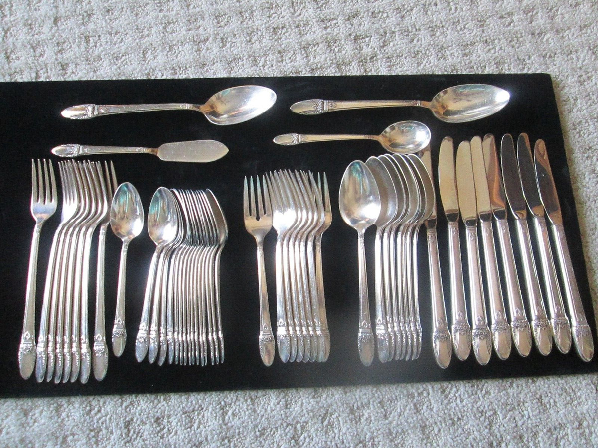 1847 Rogers Bros First Love Flatware-Set Antique US Silver 1847 Rogers Bros First Love Flatware-Set Antique US Silver