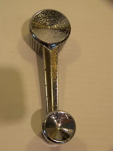 Manivela de ventana Plymouth Valiant 1960 carrocería Mopar OEM #1900756 - Imagen 1 de 4