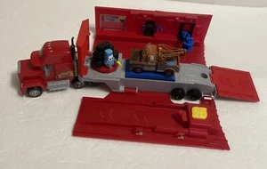 Remolque Mack Hauler Disney Pixar Cars 9” Lightning McQueen 95 Rust-eze - Imagen 1 de 9