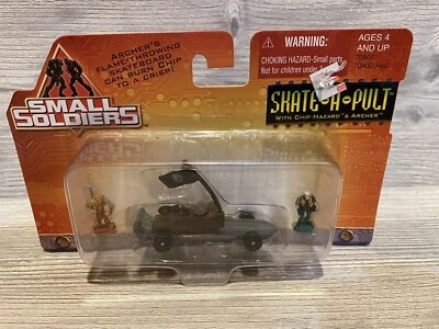 NUEVO RARO 1998 HASBRO PEQUEÑOS SOLDADOS PATINAN UN ATRIL CON CHIP HAZARD & ARCHER Foto 1 de 4