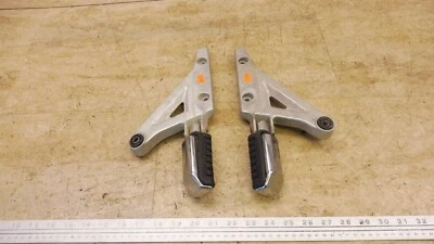 1984 Honda V30 Magna H1302-3) pinos traseiros de passageiros com suportes de montagem - Imagem 1 de 4