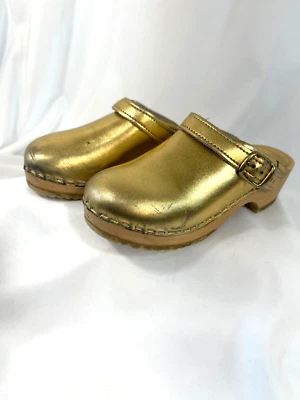 Girls Sven clogs gold size 30 - Image 1 of 4