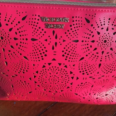 VICTORIAS SECRET HOT PINK LASER CUT COSMETIC BAG VANITY CASE MAKEUP PURSE CLUTCH — 第 1/4 张图片