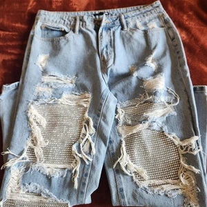 Fashion Nova Distressed Jeans mit silbernen Strassdetails. Größe 11 - Bild 1 von 8